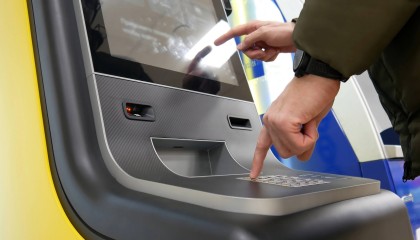 消失的ATM机：曾被称为银行业“唯一有用的发明”，如今全国仅剩80万台