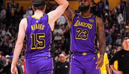 字母哥力挺詹姆斯，湖人意中人可交易！湖人名宿：湖人不需要引进中锋