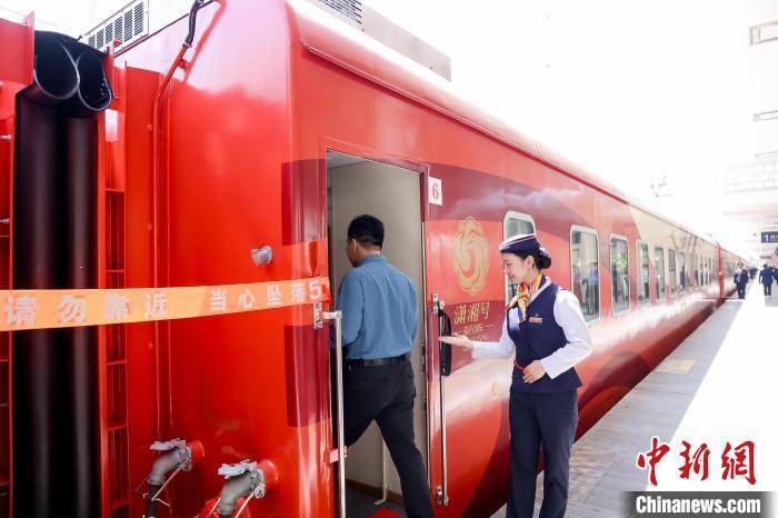“南方列车·潇湘号”旅游专列启航 推动“铁路网”变为“文旅网”