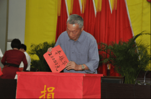 山东89岁退休教师李振华当选全国道德模范 资助贫困生2400多人，所教万名学生，一半当了老师