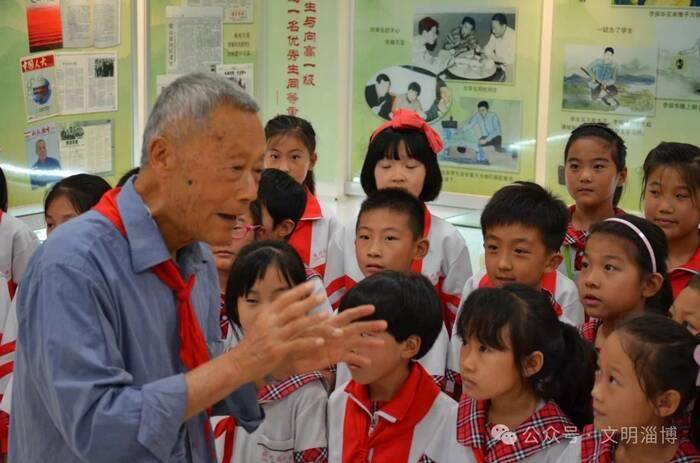山东89岁退休教师李振华当选全国道德模范 资助贫困生2400多人，所教万名学生，一半当了老师