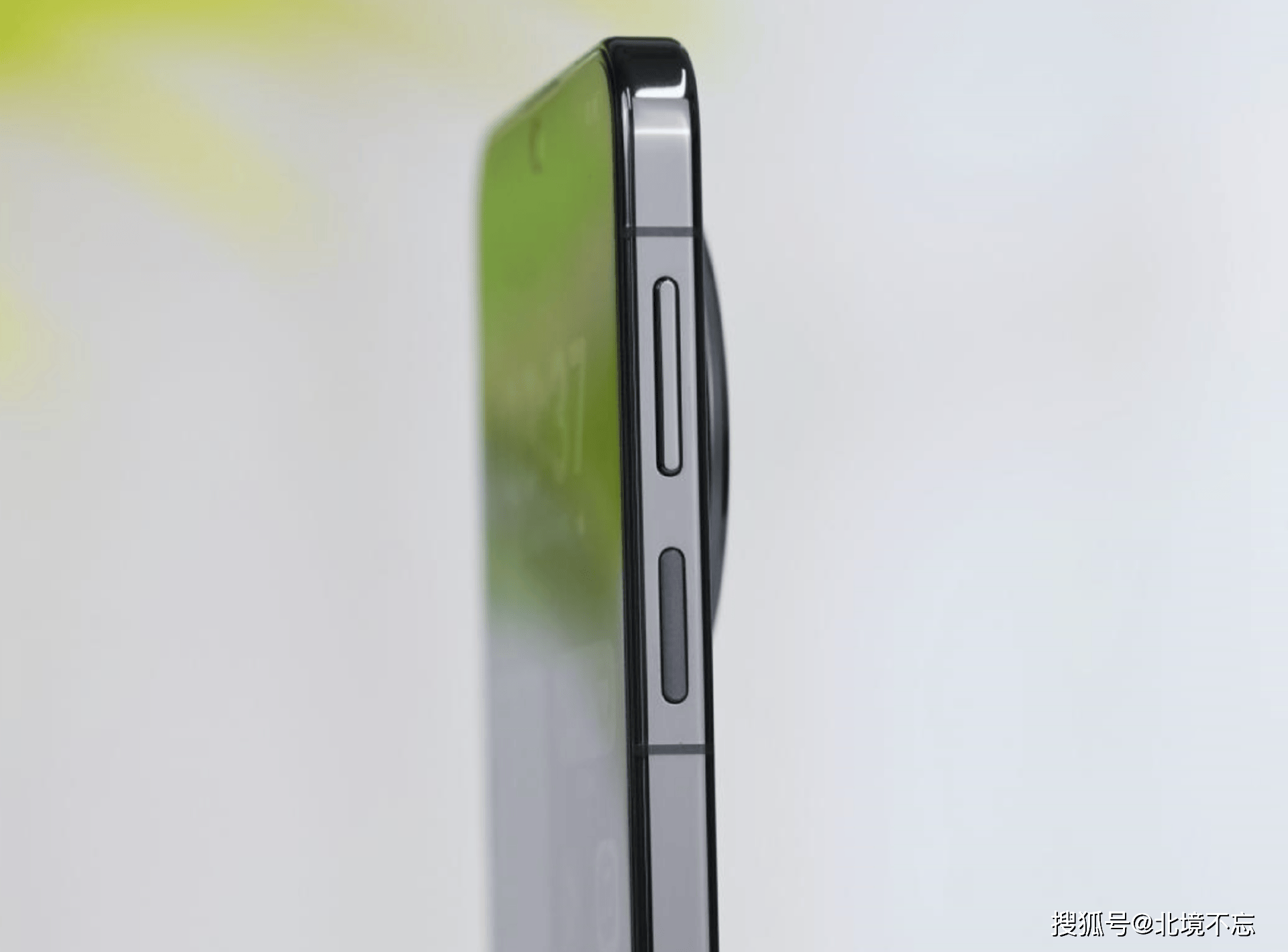 华为再度“发飙”，Mate70跌至新低，20倍耐摔+5300mAh