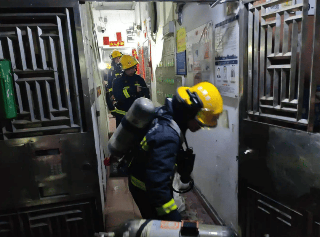 深圳“00后”小伙退伍刚到家，凌晨一举动，成了整栋楼的英雄！