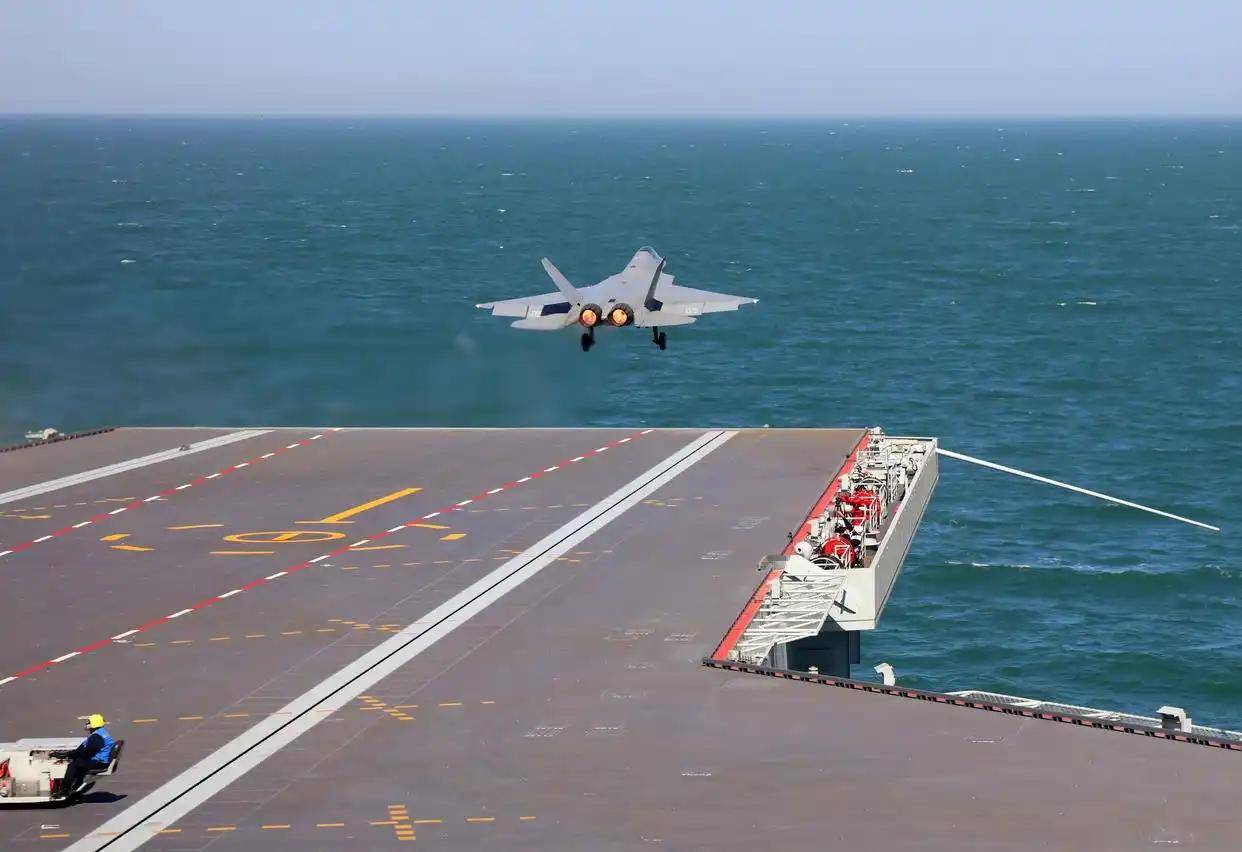 现场高清大图!一起感受舰载机弹射起飞“首秀”震撼瞬间