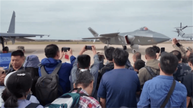 过于落后可以展示?歼20大方展示,“野兽模式”强压F35一头