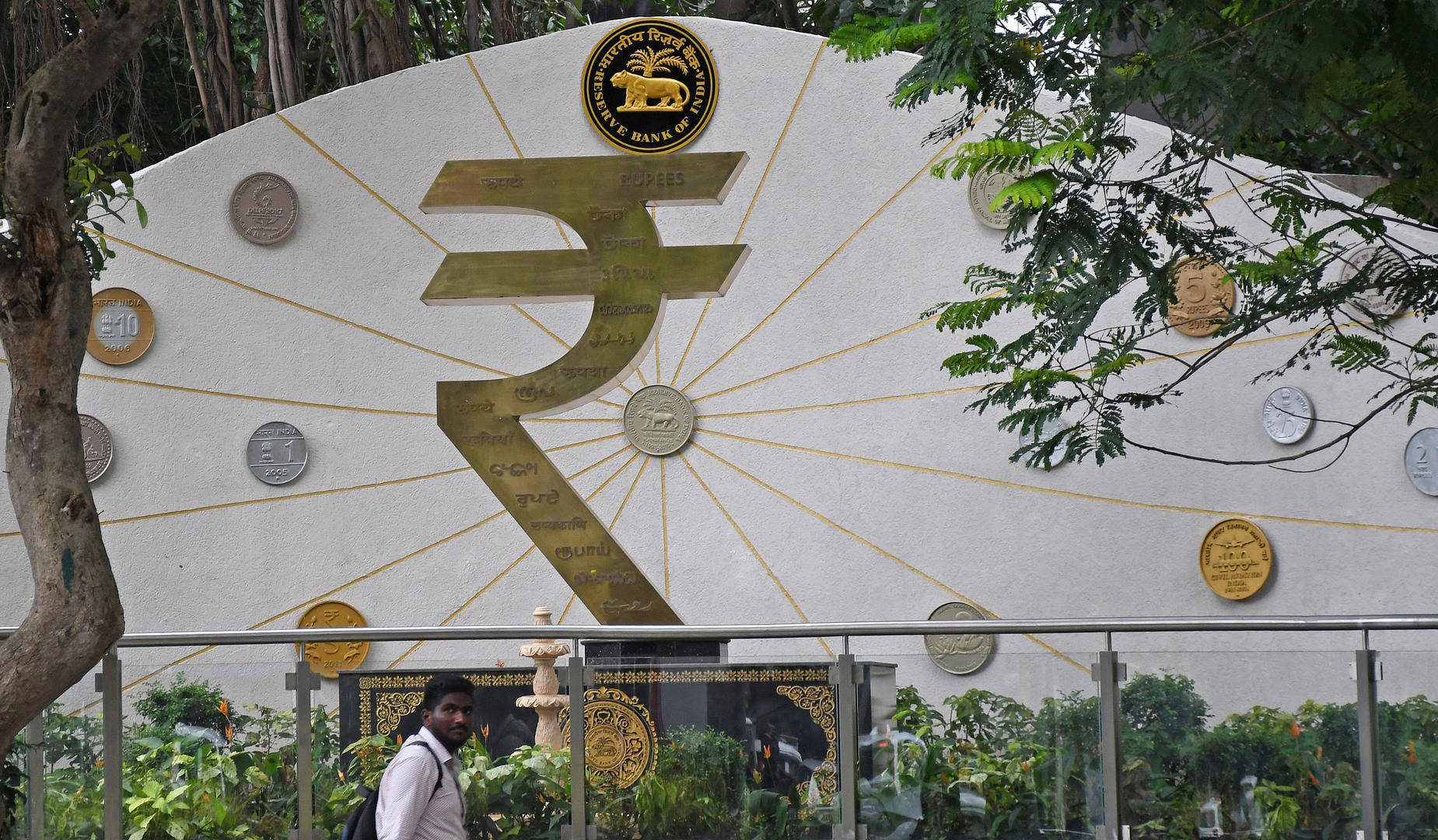 印度：卢比汇率跌至历史新低，外资已从债务和股票市场净撤资117亿美元